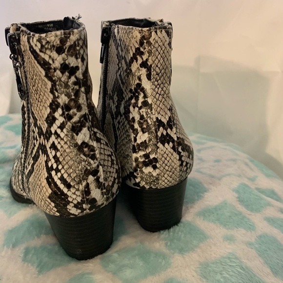 Guess Indee faux leather reptile embossed booties - Picture 5 of 9